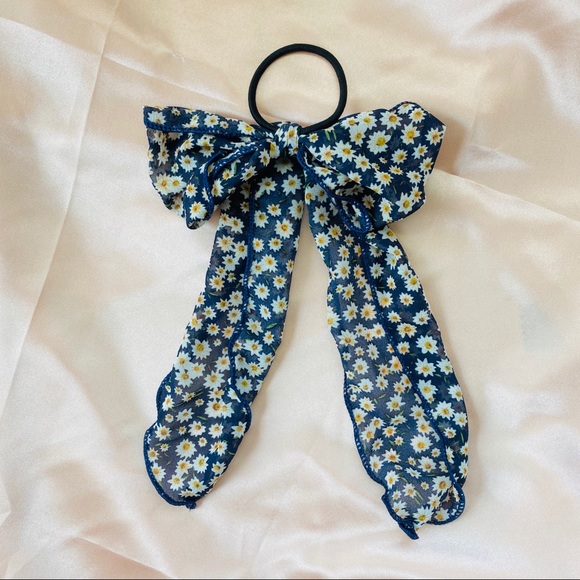 Chic Daisy Hair Tie Scrunchie - Picture 4 of 9